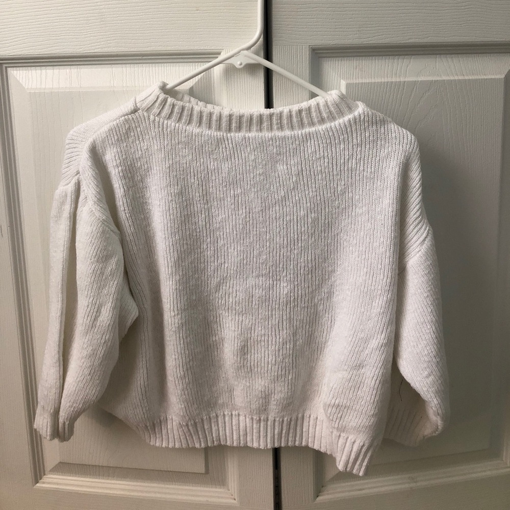 White crop top sweater